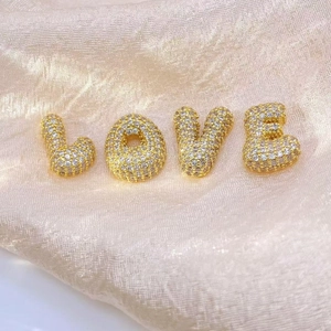 Ciondolo LOVE stile palloncino dorato con pavé di zirconi su raso rosa