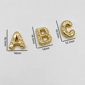 Größentabelle für 18K Gold Buchstaben-Anhänger A B C mit präzisen Maßen und Gewichtangaben