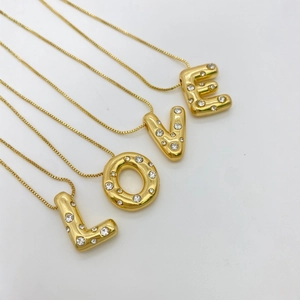18K vergoldete Halskette mit Zirkon-besetzten Buchstaben-Anhängern LOVE-Set