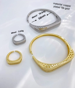 Détail du parure de bijoux géométrique plaqué or 18K avec micro-pavage de zircon
