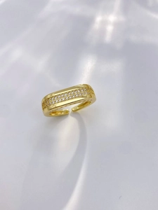 Détail macro de bague géométrique plaquée or 18 carats avec pierres de zircon blanc