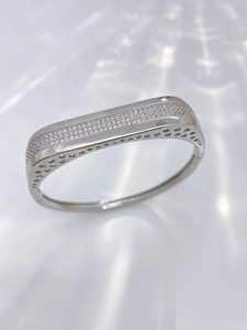 Bracelet géométrique argenté avec micro-pavé de zircones et détails évidés
