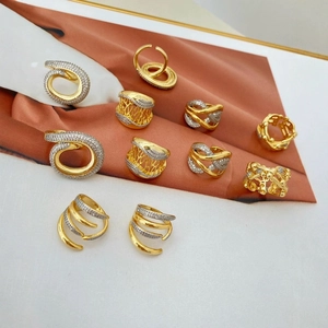 Detailansicht gemischter gold- und silberner breiter Ringe mit Zirkonia-Inlays
