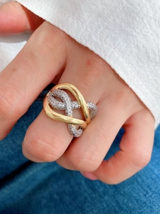 Details des breiten Goldrings mit unregelmäßiger Form und funkelnden Zirkonia
