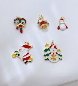 Detailansicht der bunten Weihnachtsanhänger mit Weihnachtsmann, Schneemann und Stock