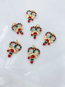 Details von Weihnachts-Zuckerstangen-Anhängern mit bunten Strasssteinen und Schleifen