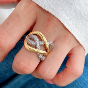 Unregelmäßiger 18 Karat vergoldeter breiter Ring mit zweireihigen Zirkonia-Steinen