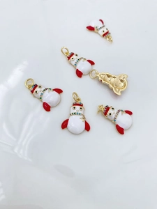 Makro-Detail von Schneemann-Anhänger mit bunten Kristallen und Goldmetall-Rückseite