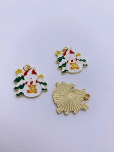 Detailansicht von drei Emaille-Schneemann-Anhängern mit Weihnachtsmützen und Bäumen