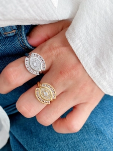 Detaillierte Makroansicht von gold- und versilberten Blumenringen mit Zirkonia-Mikropavé