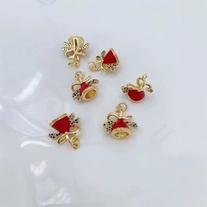 Set aus goldenen Weihnachtsglocken-Anhängern mit bunten Zirkonen und Emaille