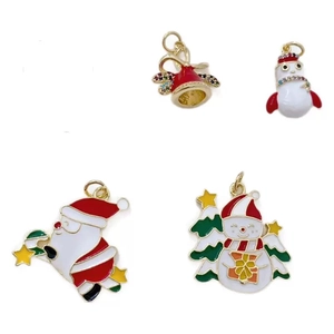 Weihnachtliche Halskettenanhänger mit Weihnachtsmann, Schneemann und Rentier aus Emaille
