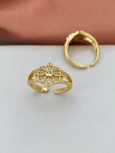 Makro-Detail des Goldblumenrings mit Mikrozirkonia und verstellbarem Ringband