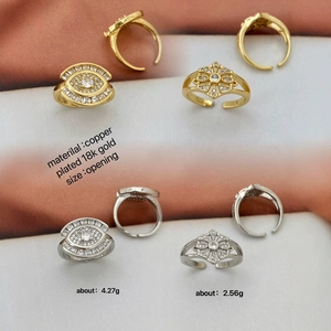 Verstellbarer 18k vergoldeter Blumenring mit Zirkonia-Mikropavé auf Seidenhintergrund