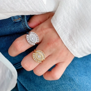 Elegante Gold- und Silberblumenringe mit Marquise-Zirkonia, lässig an der Hand getragen