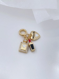 Detail von 18K vergoldeten Anhängern mit Parfümflasche, Lippenstift und Beauty-Herz