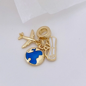 Globus und Flugzeug Reiseanhänger in Goldbeschichtung mit bunten Emaille Details