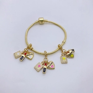 18K vergoldetes Schlangenarmband mit Lippenstift-, Parfüm- und Herz-Emaille-Anhängern