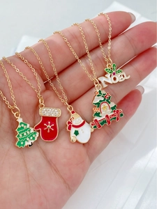 Detalle de cinco colgantes navideños con un muñeco de nieve y las letras de Noel