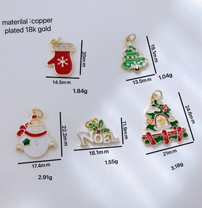 Detalle de colgantes navideños bañados en oro de 18k con dijes de esmalte de muñeco de nieve