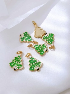 Detalle de colgantes de árbol de Navidad en esmalte verde y aleación dorada para joyería DIY