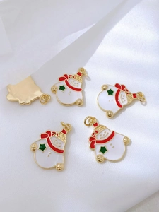 Detalle de dijes de muñeco de nieve de esmalte con bufanda roja para bisutería