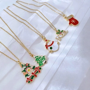 Set de 5 collares navideños dorados con colgantes esmaltados de muñeco de nieve y pino