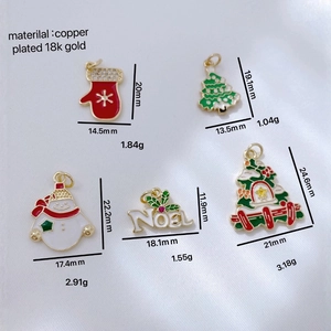 Set collares de Navidad bañados en oro 18K con colgantes de esmalte árbol y muñeco