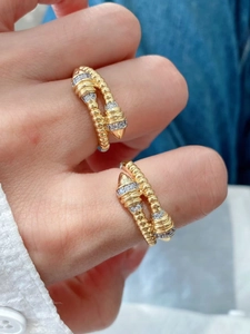 Dettaglio dell'anello a spirale placcato oro 18 carati con borchie di diamanti