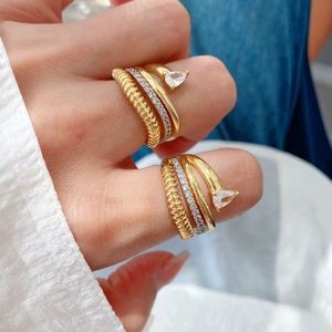 Lussuoso anello multistrato placcato oro 18K con zirconi e pietra a forma di pera