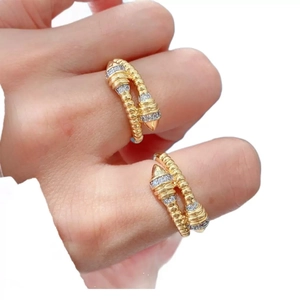 Set di anelli a fascia placcati oro 18K con trama a coste e cristalli scintillanti