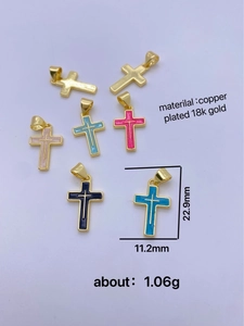 Detail van 18K vergulde koperen kruishangers met kleurrijke emaille inlays set