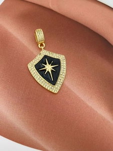 Nahaufnahme eines Schildanhängers mit Emaille, Goldstern und Zirkonia auf Seide