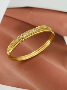 Dettaglio del bracciale placcato oro 18k con micro-pavé di zirconi su seta