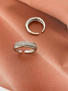Macro di anelli aperti placcati in argento con zirconi micro-incastonati e design a strati