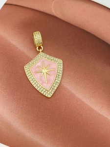 Makroansicht des goldenen Schildanhängers mit rosa Emaille und Zirkon-Sternmotiv