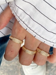 Detaillierte Nahaufnahme von goldenen Ringen mit Zirkonia-Besatz am Finger