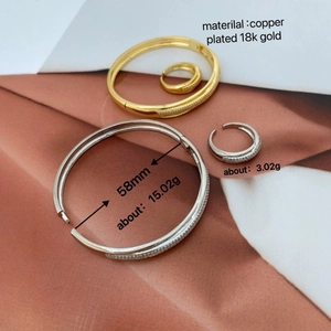 Set di gioielli in rame placcato oro 18 carati con zirconi, inclusi bracciali e anelli