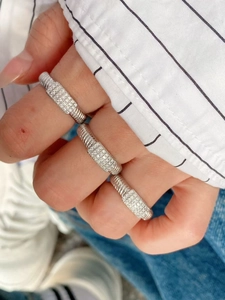 Drei silberne Ringe mit strukturierter Schraubenoptik und rechteckigem Zirkon-Inlay