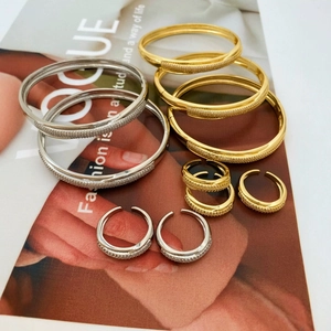 Bracciale rigido e anello placcati in oro 18 carats con pavé di micro zirconi