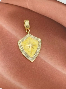 Detail der Schildanhänger mit goldenem Sternenstern und Zirkonia-Mikropavé-Kristallen
