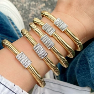 Trendiges 18K Vergoldetes Kupfer Armreif Offener Ring Für Damen Rippentextur Mikro Eingelegter Zirkonia Modeschmuck Geschenk
