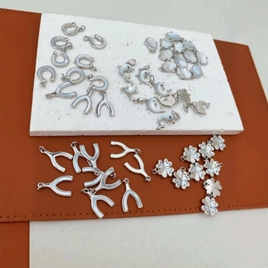 18K vergulde dolfijn en klaver hangers met wit parelmoer voor DIY sieraden maken