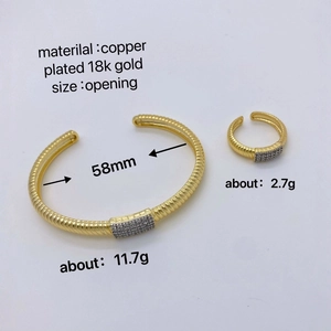 Elegantes 18k vergoldetes Spiral-Armreif und Ring-Set mit funkelnden Zirkonia-Steinen