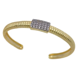 Eleganter Gold-Armreif mit gedrehter Textur und Zirkonia-Pavé für Damen im Mode-Design