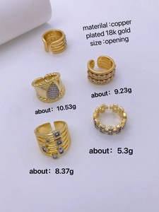 Vue détaillée de bagues ajustables plaquées or 18 carats avec détails de poids et zircon