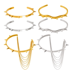 Set di bracciali rigidi punk con borchie oro e argento e dettagli a punta con catene