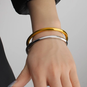 Poliertes Set aus Titanstahl-Armreifen in Gold und Silber mit Textur für Damen
