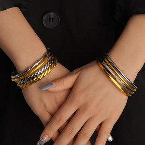 Stapelbares Armband-Set aus Titanstahl in Gold Silber und Schwarz mit Textur