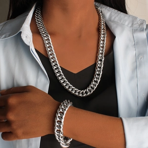 Gros plan sur l'ensemble collier et bracelet à mailles gourmette argentées pour hommes